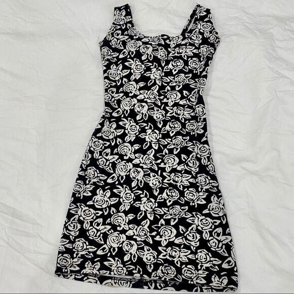 Dresses & Skirts - ⭐️ VINTAGE Bodycon Mini Black White Roses